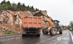 澳门金沙网站现场模拟暴雨引发309国道白鱼岭段发生山体坍塌